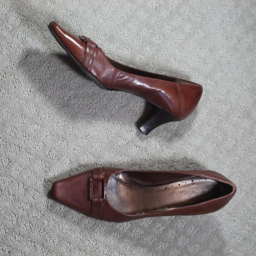 Michelle D Size 8 British Tan Tortoise Buckle Accent 2.5